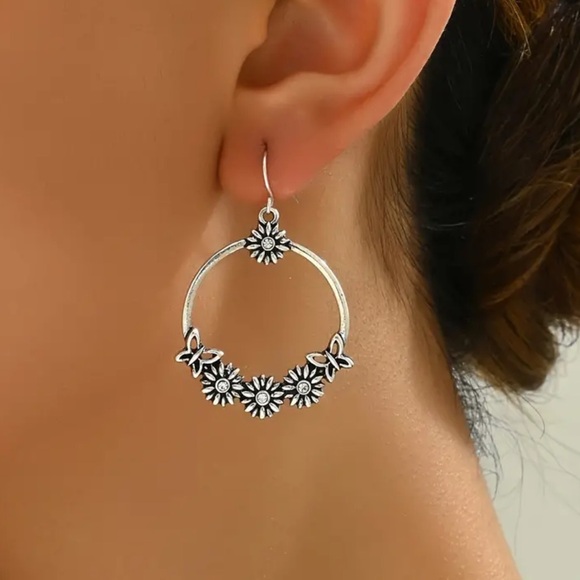 NWOT - Vintage Inspired Floral Hoop Earrings - Picture 3 of 6